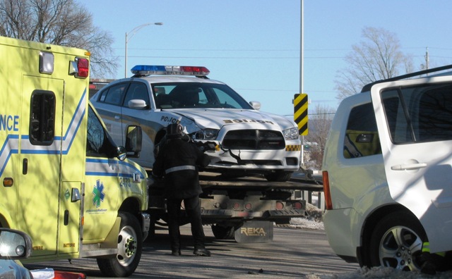 Accrochage entre une auto-patrouille et un véhicule 2