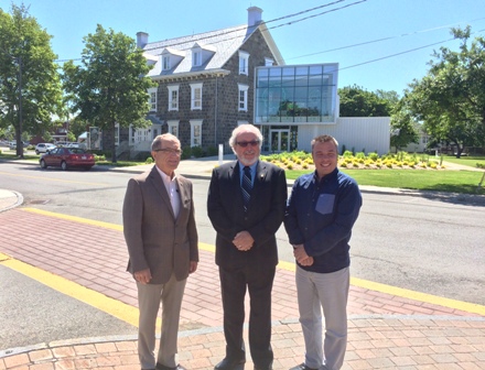 Le directeur général, Bernard Létourneau, le maire Jean-Guy Desrosiers et Jean-François Roy, directeur du service des loisirs.