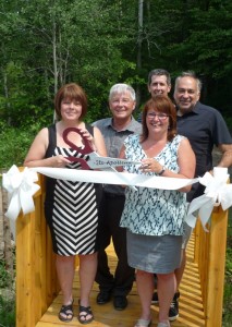 Mme Karine Nadeau, mairesse de Sainte-Apolline-de-Patton, Mme Danye Anctil, coordonnatrice du Centre de plein-air, M. Norbert Morin, député de Côte-du-Sud, M. Jean Lachance, directeur général de la Caisse populaire Desjardins du Parc régional des Appalaches et M. Daniel Racine, directeur adjoint de la MRC de Montmagny.