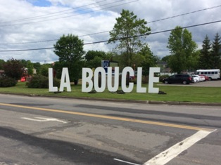 L'inscription de "La Boucle" installée depuis une semaine en face de la ligne de départ.