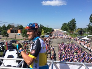 Pierre Lavoie est très heureux de voir autant de Boucleurs avant le départ.