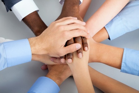 main_de_professionnels_ensemble_-_collaboration_1