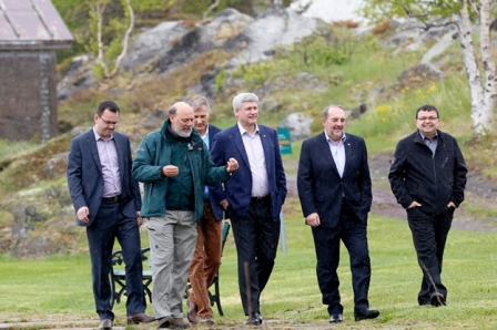 PM Harper et ministres_Grosse île_22 mai 2015_réduite-2