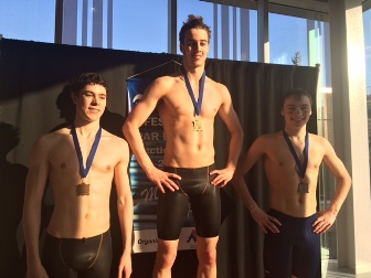 Podium du 100m papillon 15 ans et plus Hommes_réduite