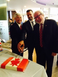 La coupure officielle du gâteau à l'effigie du drapeau canadien.