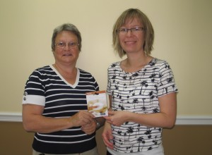 Mme Lyse Lapointe gagnante du certificat cadeau de 25$ en présence de Joëlle Vitalis, agente de promotion de la Sodispa.