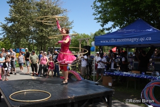 Le spectacle ambulant de Hula Hoops en a émerveillé plus d'un.