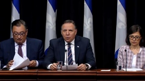 Malgré un bilan des décès à la hausse, François Legault demande aux Québécois de tenir bon