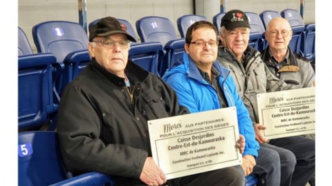 Des sièges du Colisée Pepsi installés au Centre Sportif de Saint-Pascal