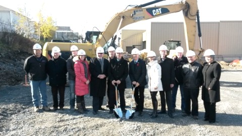 C'était la première pelletée de terre des travaux d'agrandissement de la Coop IGA