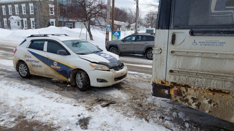 Une voiture de livraison entre en collision avec un autobus au centre-ville de Montmagny