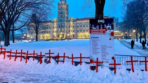 Un cimetière d’entreprises est présent devant l’Assemblée nationale du Québec