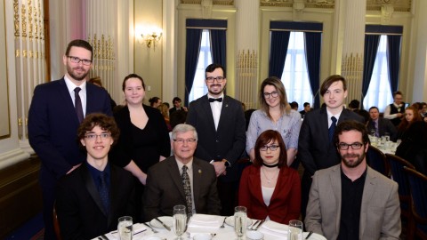 Norbert Morin félicite les jeunes du CECM pour leur engagement au forum étudiant 2018