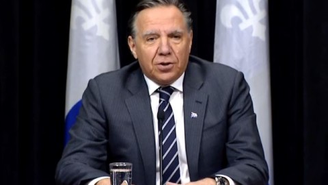 François Legault annonce de nouvelles mesures sanitaires pour contrôler la deuxième vague, dont la mise en place d’un couvre-feu