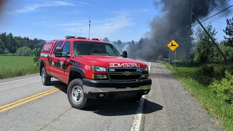 Une voiture en flamme sur la route Sainte-Anne–Saint-Onésime