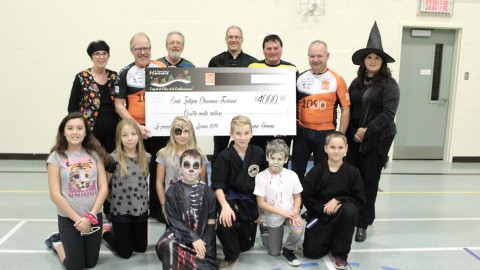 L’école primaire Chanoine-Ferland reçoit 4000 $ en cadeau de Couvre-Planchers Pelletier