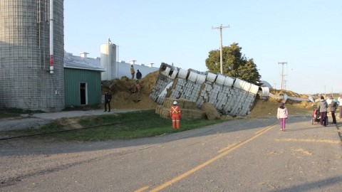 UN SILO S'EFFONDRE À SAINT-FRANÇOIS-DE-LA-RIVIÈRE-DU-SUD