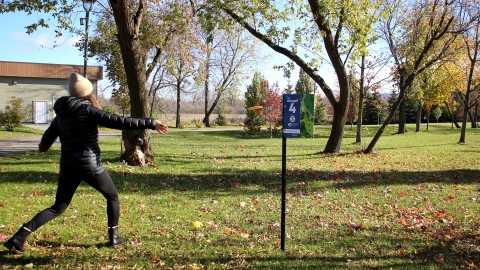 Le parcours de « disc golf » installé de façon permanente au parc Saint-Nicolas