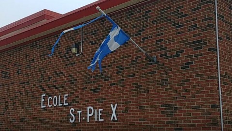 Des drapeaux usés flottent sur les édifices gouvernementaux à Montmagny