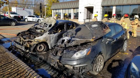 Deux voitures sont la proie des flammes dans le stationnement du Restaurant à la Rive 