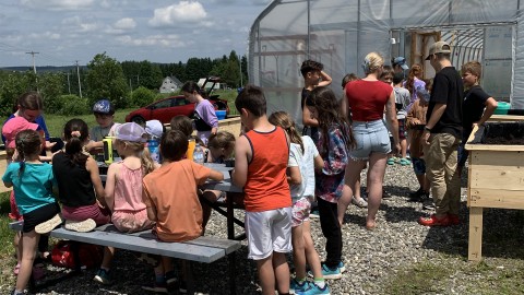 Le jardinage au bout des doigts » : Une activité offerte aux camps de jour de la région 