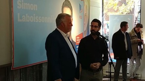 Philippe Couillard vient de nouveau appuyer Simon Laboissonnière et critique sévèrement la CAQ