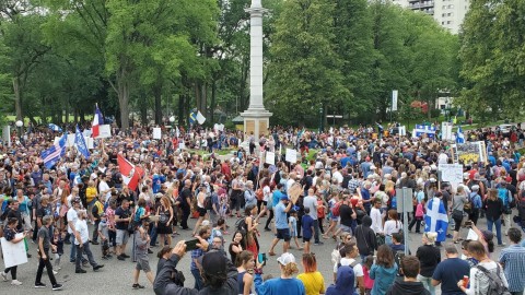 Près de 3 000 personnes à Québec pour la marche contre l’obligation du port du masque à l’école