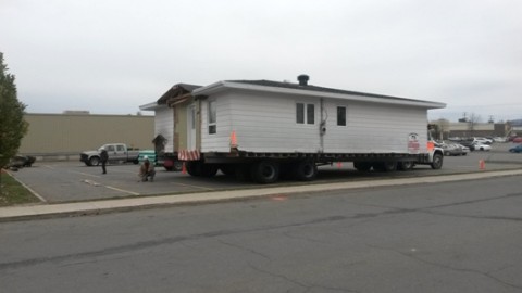 La maison située à côté de la Coop IGA est maintenant déplacée