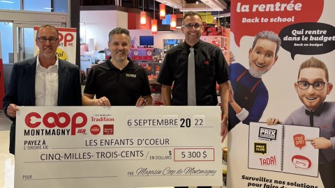 Francis Rouleau du magasin Coop IGA extra de Montmagny verse son cachet de 5 300 $ à la fondation Les Enfants d’cœur 