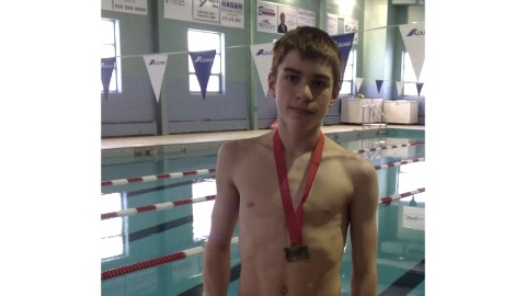 ADRIEN MAURICE SE DÉMARQUE AU FESTIVAL D'HIVER DE NATATION