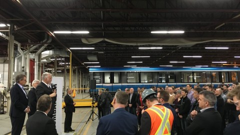 Philippe Couillard annonce aux travailleurs de Bombardier de La Pocatière qu’ils pourront bientôt travailler sur le changement des voitures M-73