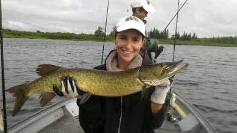 Une femme remporte le concours de pêche de maskinongé à Lac-Frontière