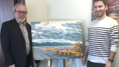 L’artiste Yannick Belley remet une œuvre à la Ville de Montmagny