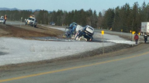 Un camion de transport de véhicules se retrouve dans quelques pieds d’eau à Montmagny