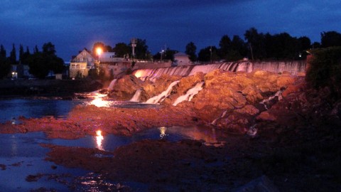 Une pétition contre la luminosité du secteur des chutes de la Promenade du Bassin envoyée à la Ville de Montmagny