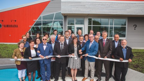 Marie-Eve Proulx et les élus locaux inaugurent la Maison du Kamouraska