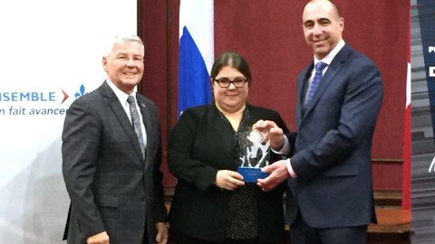 Norbert Morin félicite Marie-France Bolduc, lauréate du prix du bénévolat en loisir et en sport Dollard-Morin dans Chaudière-Appalaches