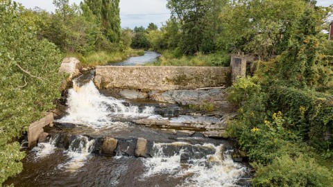 La structure du barrage de la rivière Trois Saumons considérée un risque pour les milieux naturels