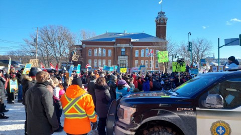 Une manifestation pour la liberté rassemble près de 550 personnes à Rivière-du-Loup