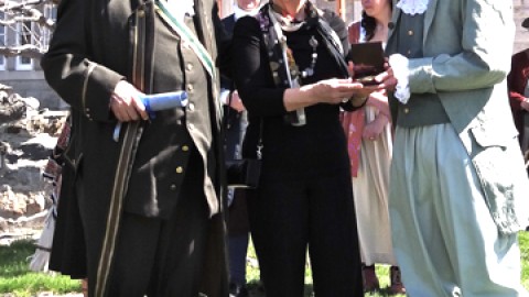 Cérémonie de la plantation du Mai - Mme Jeanne Lévesque-Boulanger reçoit l'Ordre du Gouverneur