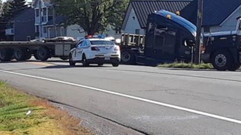 Un camion-remorque prend le fossé à Cap-Saint-Ignace