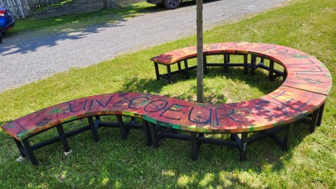 Cap-Saint-Ignace célèbre sa langue et sa culture avec un banc pas comme les autres