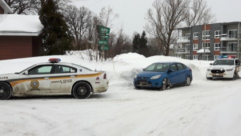 Deux hommes à bord d’une voiture arrêtés sur le Boulevard Taché Est 