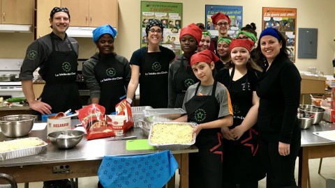 L’école Louis-Jacques-Casault prépare 50 lasagnes pour la Maison de secours La Frontière