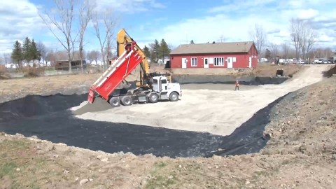 Des surprises dans les travaux du réaménagement de la piscine du Camping Pointe-aux-Oies