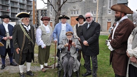 L’auteur Jean-Noël Paquet décoré de l’Ordre du gouverneur lors de la cérémonie de la plantation du may