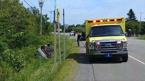 Une dame fait un capotage avec sa voiture et termine sa course dans le fossé