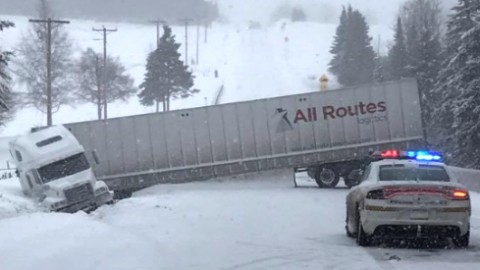 Un camion-remorque fait une sortie de route et paralyse le trafic à Saint-Marcel-de-L’Islet