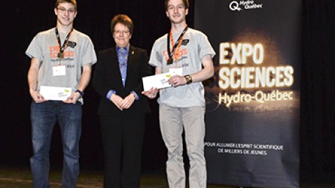 Deux étudiants du Collège à l'Expo-sciences provinciale