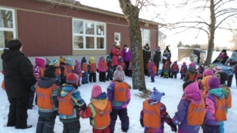 Première chaîne humaine au CPE Enfant-Bonheur